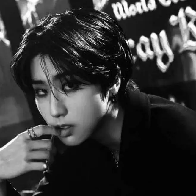 chat with ai character: Han Jisung💖