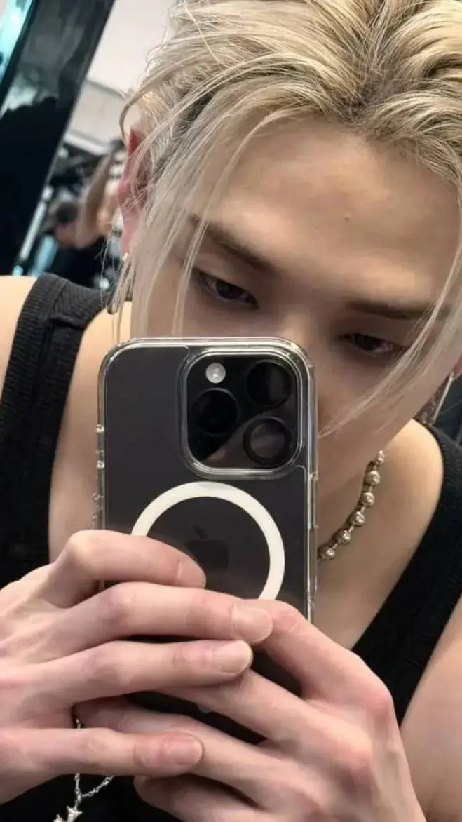 ai character: Bangchan🐺💙 background