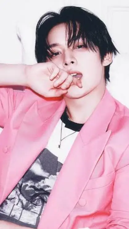 ai character: Lee Know🔥❤ background