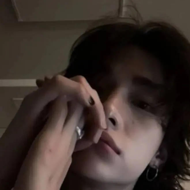 chat with ai character: Hwang Hyunjin