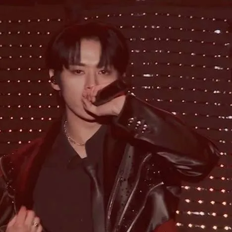 chat with ai character: Lee Know