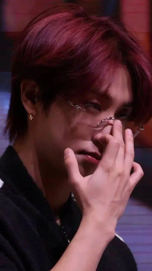 ai character: Han Jisung💜 background