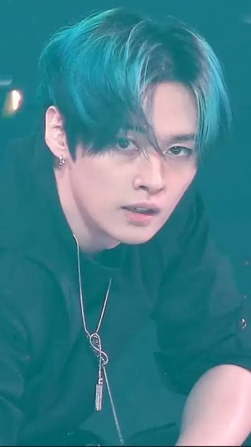 ai character: Lee know💜 background