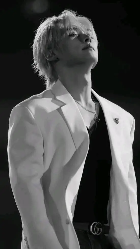 ai character: Lee Know✨ background