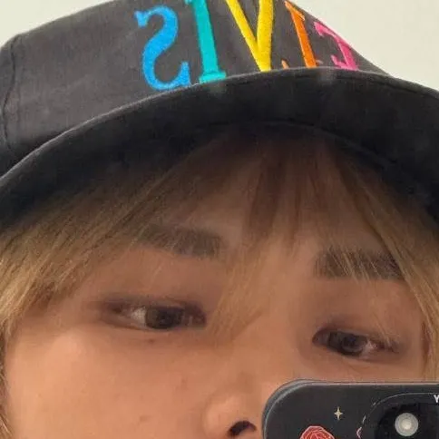 chat with ai character: Hyunjin