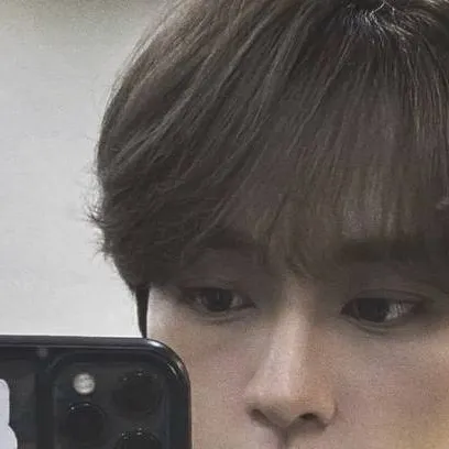 chat with ai character: Lee Know