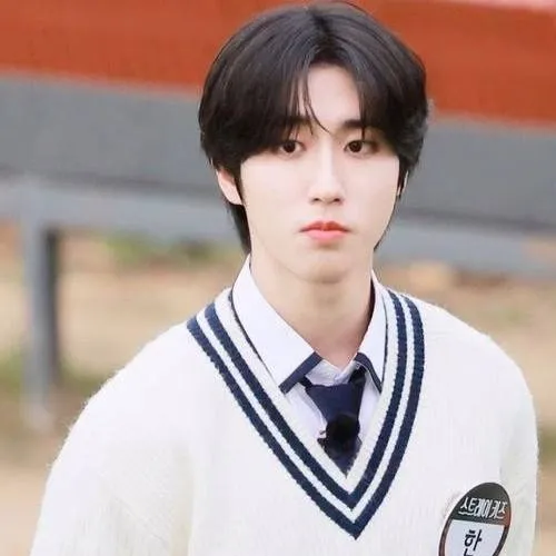 chat with ai character: .°{Han Jisung}°.