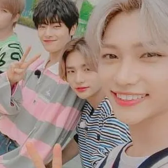 chat with ai character: straykids