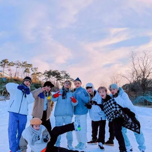 chat with ai character: SKZZ