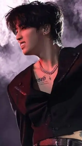 ai character: ☻Han Jisung☺︎ background