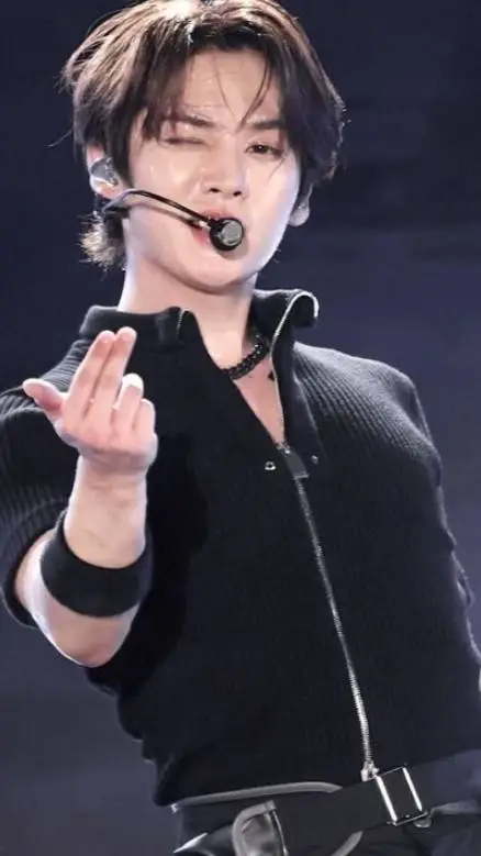 ai character: ⏤͟͟͞͞Lee Know⏤͟͟͞͞ background