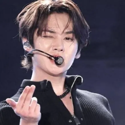 chat with ai character: ⏤͟͟͞͞Lee Know⏤͟͟͞͞