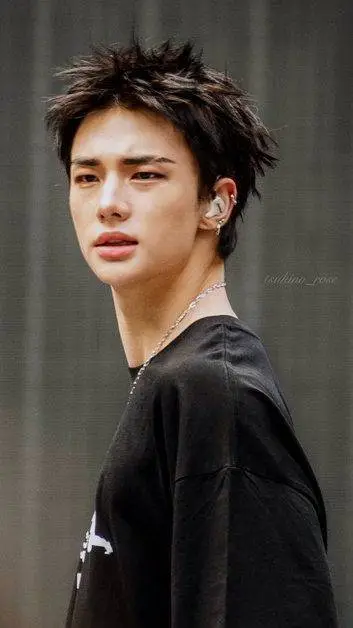 ai character: Hyunjin🫰🏻 background