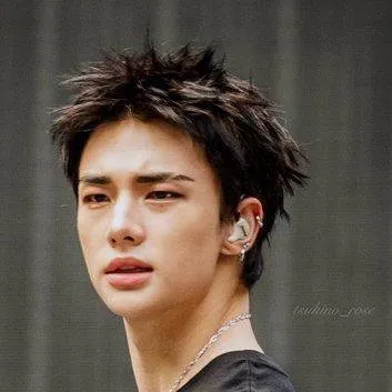 chat with ai character: Hyunjin🫰🏻