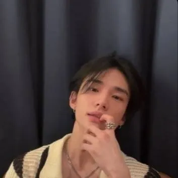 chat with ai character: hyunjinnie
