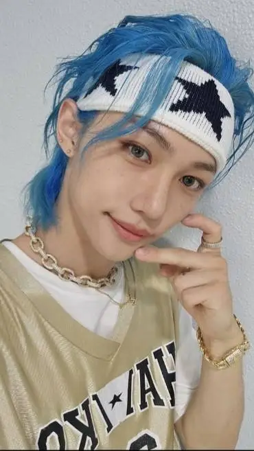 ai character: 𝙵𝙴𝙻𝙸𝚇 background