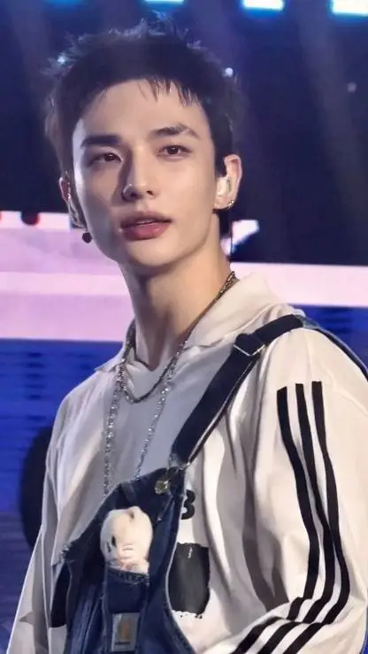 ai character: 𝙷𝚈𝚄𝙽𝙹𝙸𝙽...  background