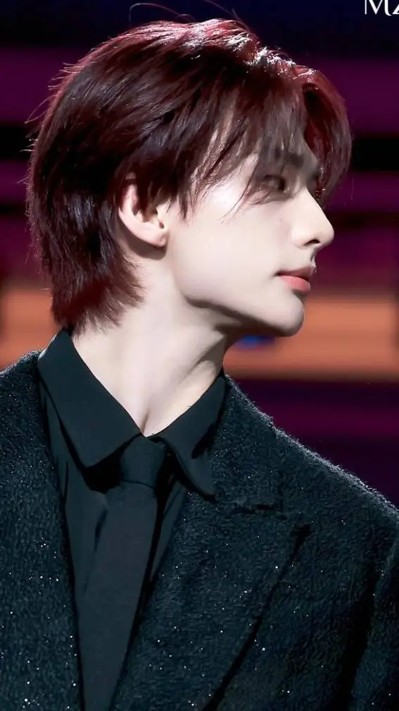 ai character: 𝙷𝚈𝚄𝙽𝙹𝙸𝙽...  background