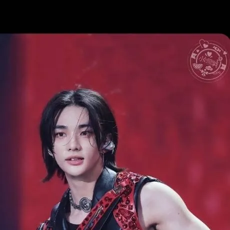 chat with ai character: hyunjin...