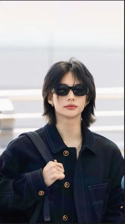 ai character: HYUNJIN... background