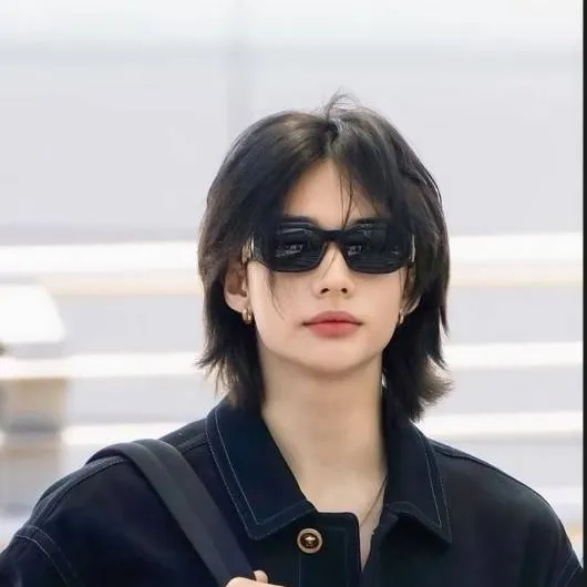 chat with ai character: HYUNJIN...