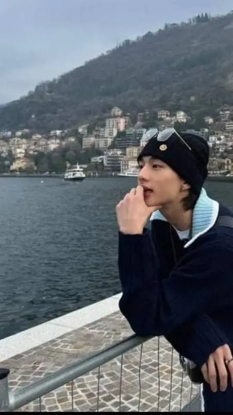 ai character: HYUNJIN... background