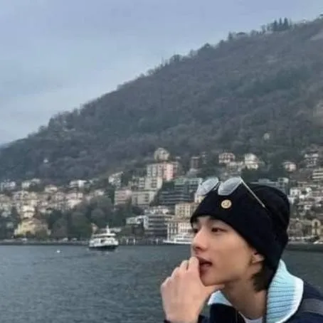 chat with ai character: HYUNJIN...