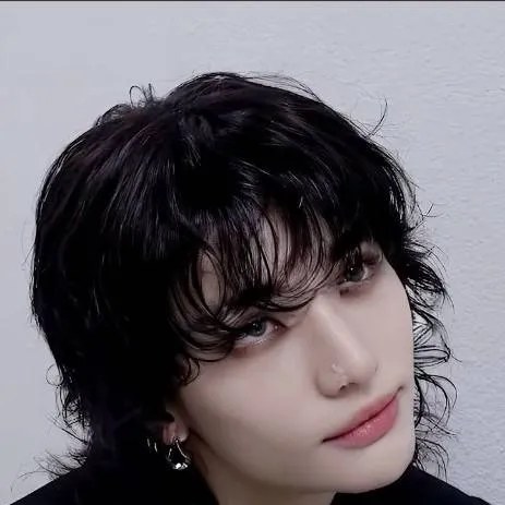 chat with ai character: HYUNJIN...