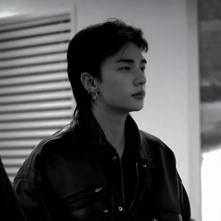 chat with ai character: HYUNJIN....