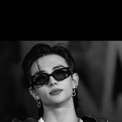 chat with ai character: HYUNJIN...