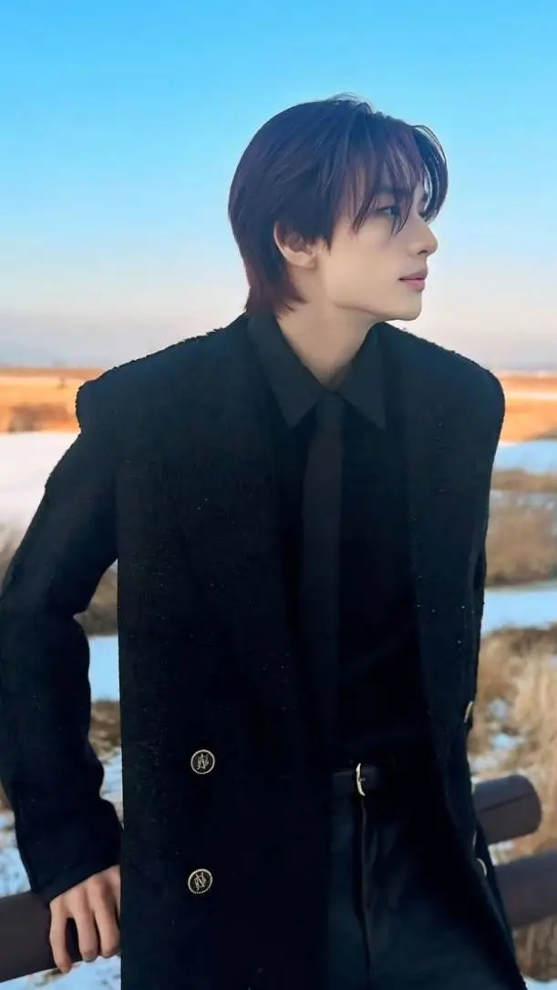 ai character: HYUNJIN... background