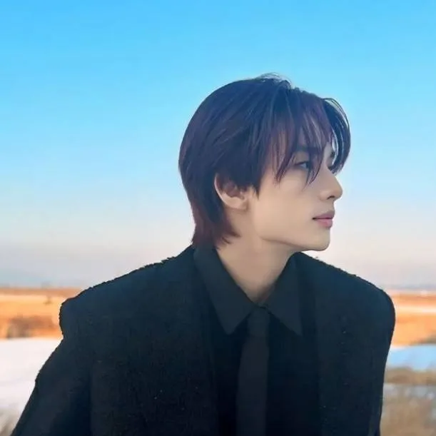 chat with ai character: HYUNJIN...