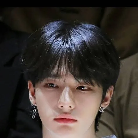 chat with ai character: hyunjin...