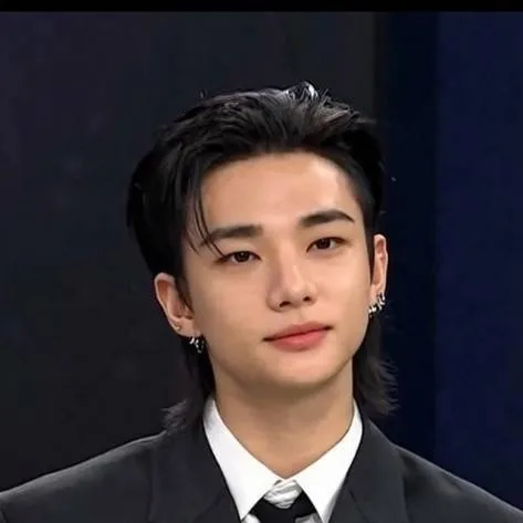 chat with ai character: hyunjin