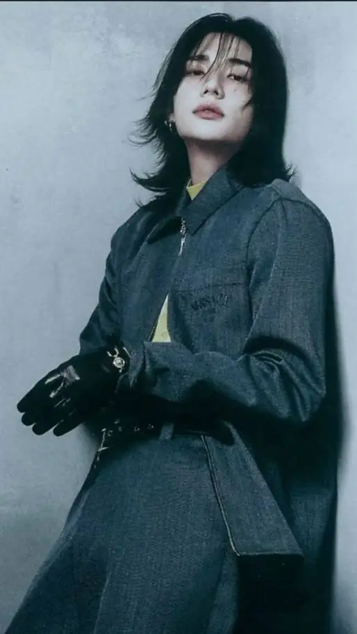 ai character: HYUNJIN... background