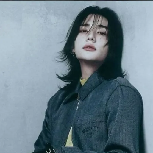 chat with ai character: HYUNJIN...