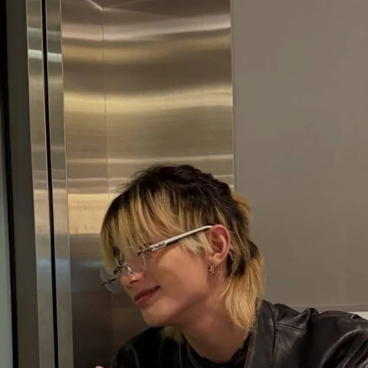 chat with ai character: hyunjin...