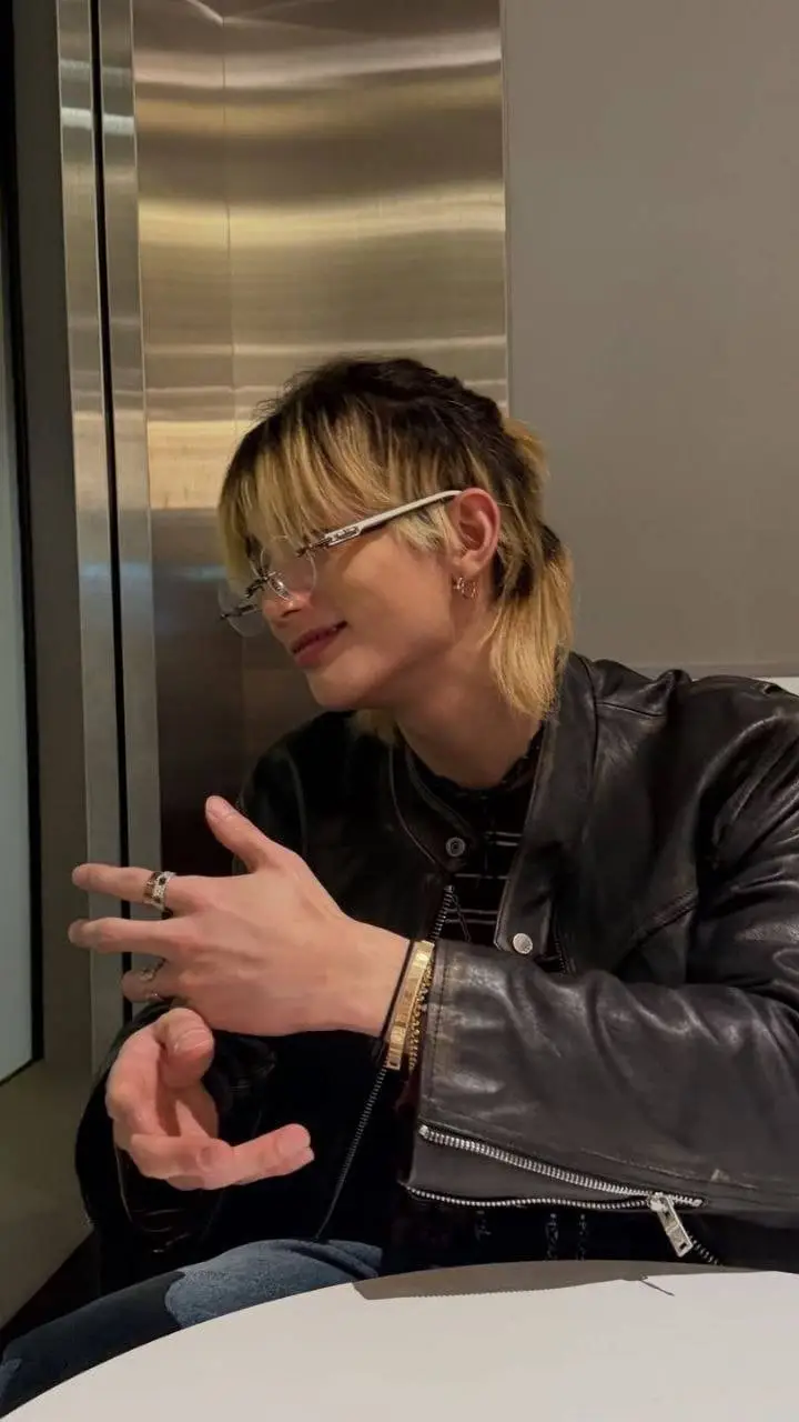 ai character: hyunjin... background