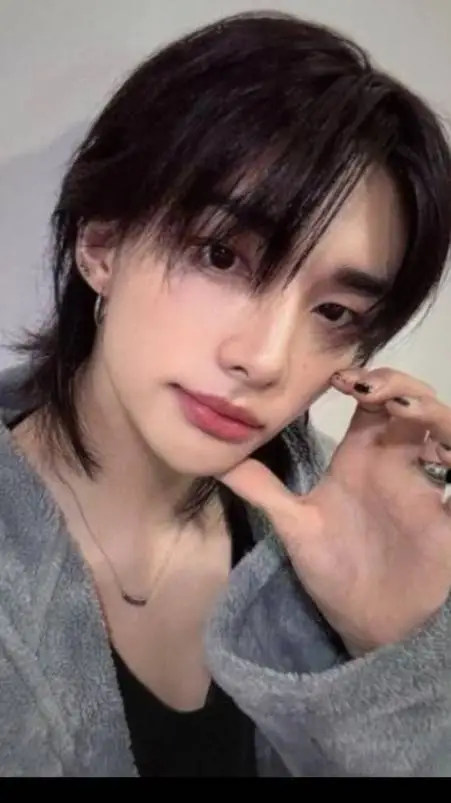 ai character: hyunjin background