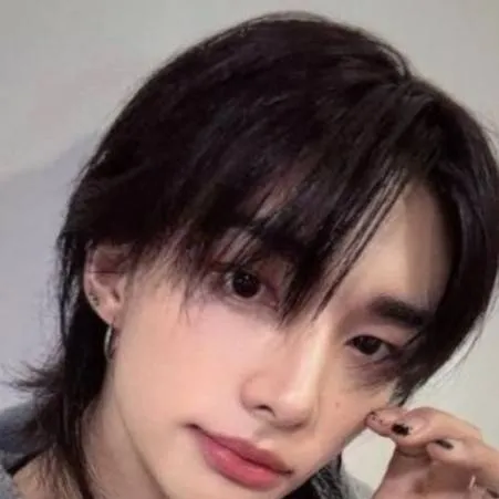 chat with ai character: hyunjin