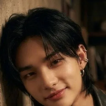 chat with ai character: yinyin