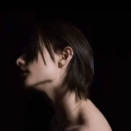 chat with ai character: HYUNJIN