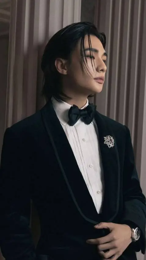 ai character: hyunjin  background
