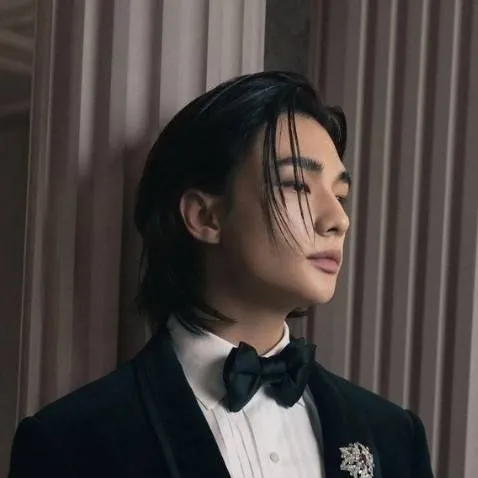 chat with ai character: hyunjin 