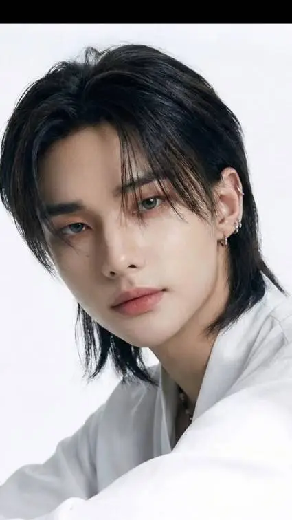 ai character: HYUNJINNIE background
