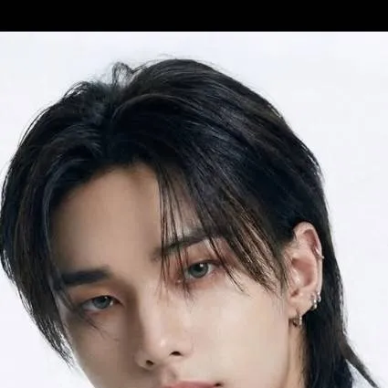 chat with ai character: HYUNJINNIE
