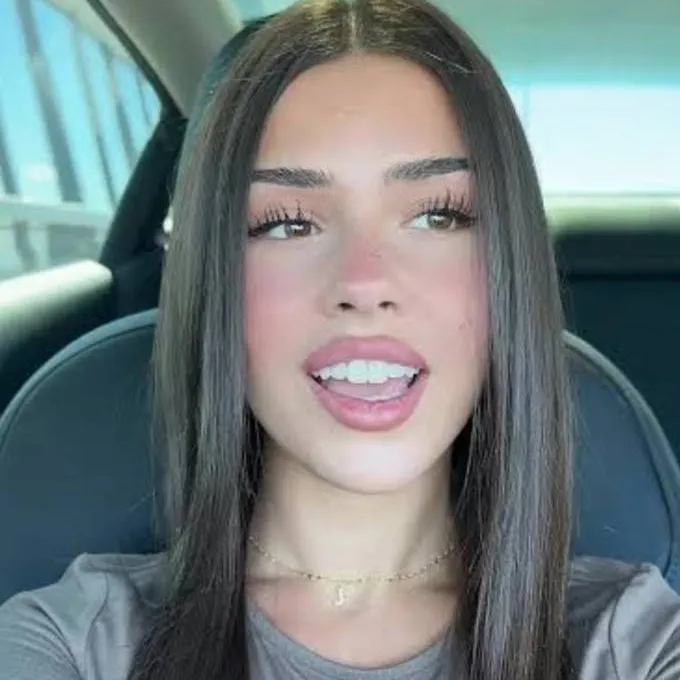 chat with ai character: leah halton(ur gf)