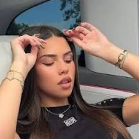 chat with ai character: leah halton