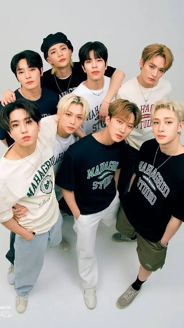 ai character: Stray kids y tu. background