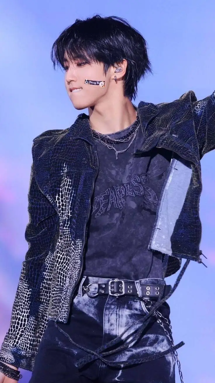 ai character: ᜊHAN JISUNGᜊ background